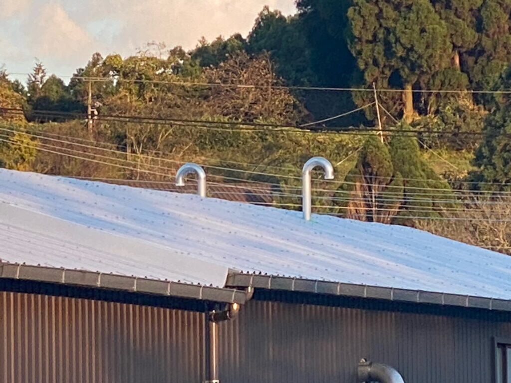 屋根の上の配管
